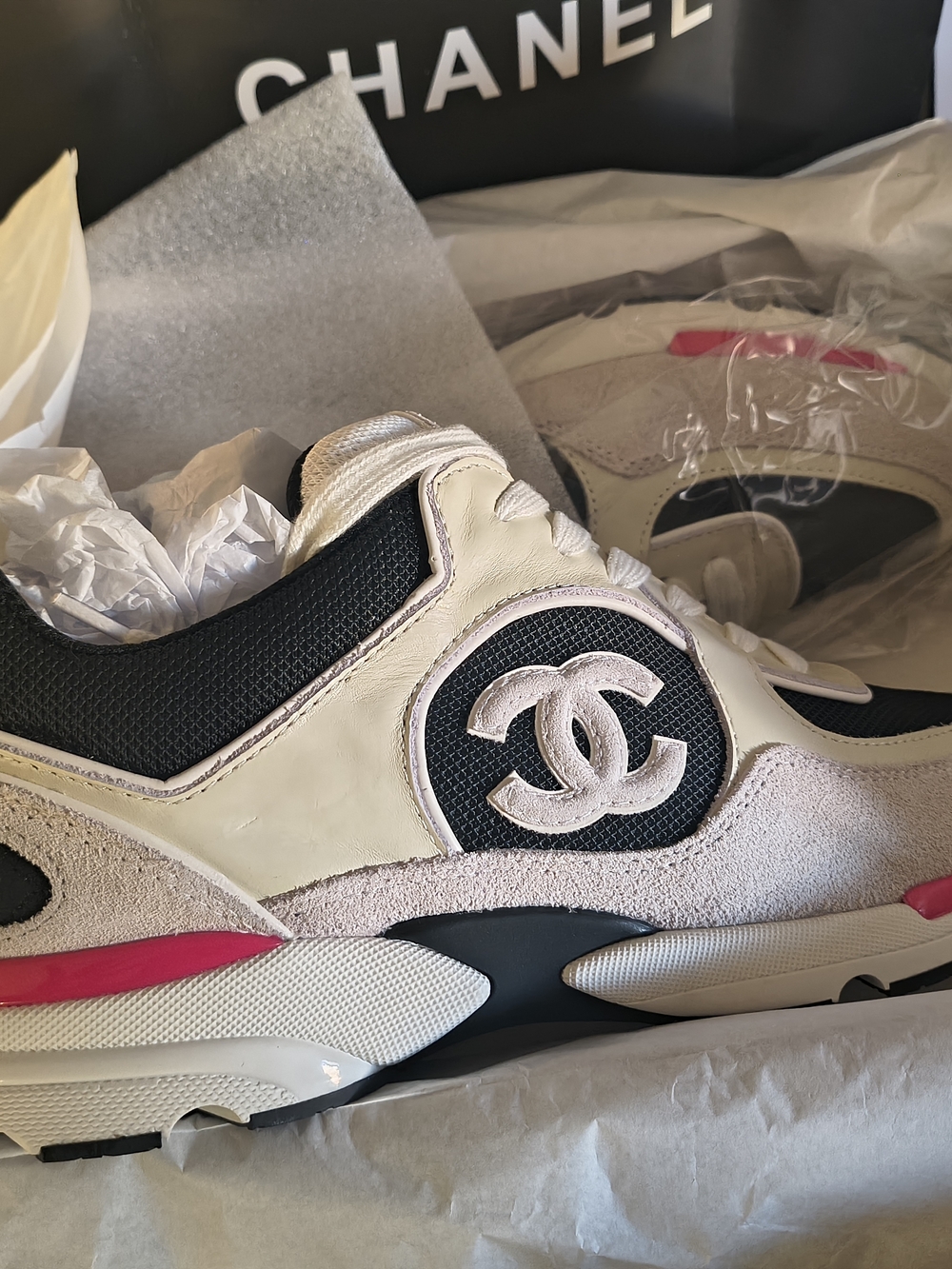 Black & Cream Logo Runner Sneakers Size 44 - Picture 6 of 7